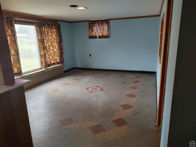 934 Oxford Dr, Emporia, KS 66801