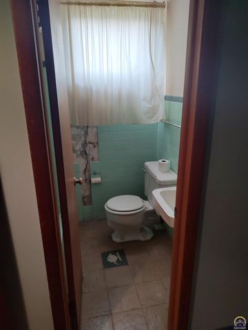 934 Oxford Dr, Emporia, KS 66801