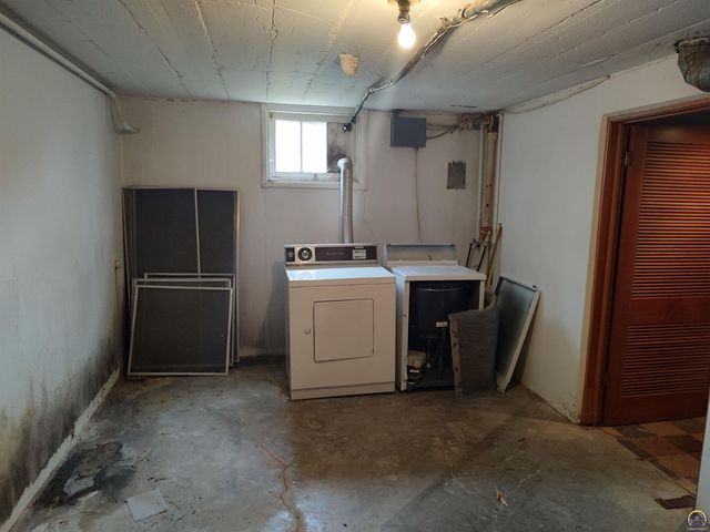 934 Oxford Dr, Emporia, KS 66801