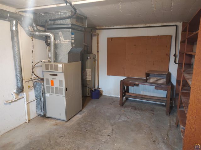 934 Oxford Dr, Emporia, KS 66801