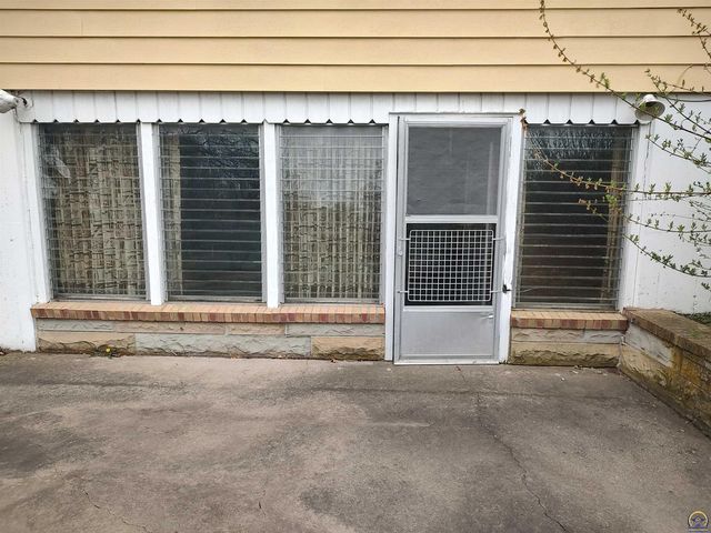 934 Oxford Dr, Emporia, KS 66801