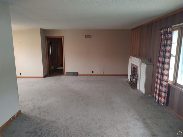 934 Oxford Dr, Emporia, KS 66801