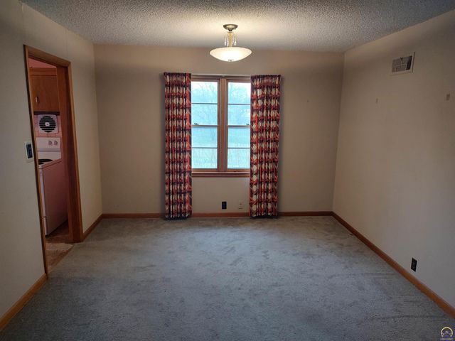 934 Oxford Dr, Emporia, KS 66801