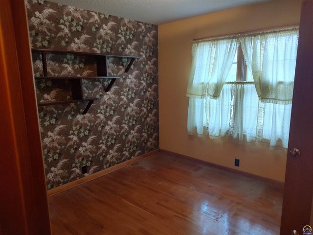 934 Oxford Dr, Emporia, KS 66801