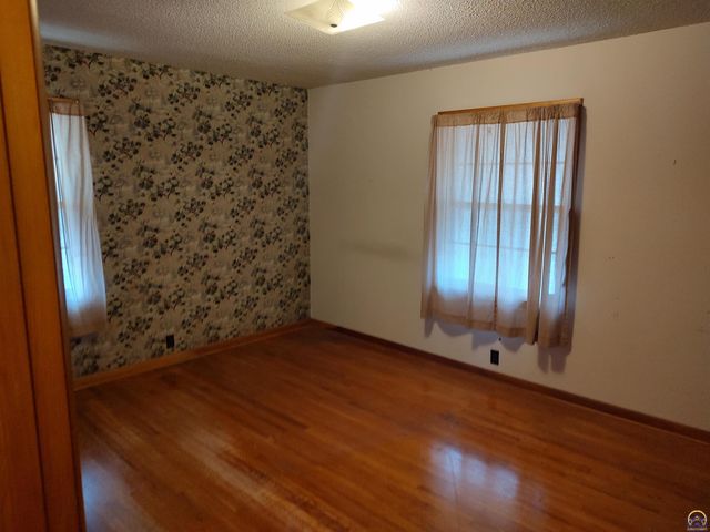 934 Oxford Dr, Emporia, KS 66801