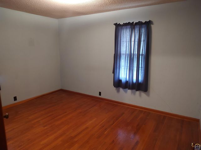 934 Oxford Dr, Emporia, KS 66801