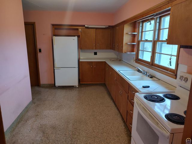 934 Oxford Dr, Emporia, KS 66801