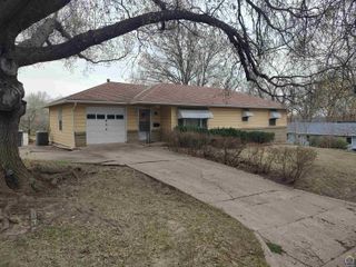 934 Oxford Dr, Emporia, KS 66801