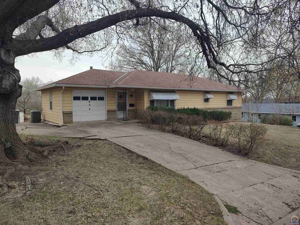 934 Oxford Dr, Emporia, KS 66801