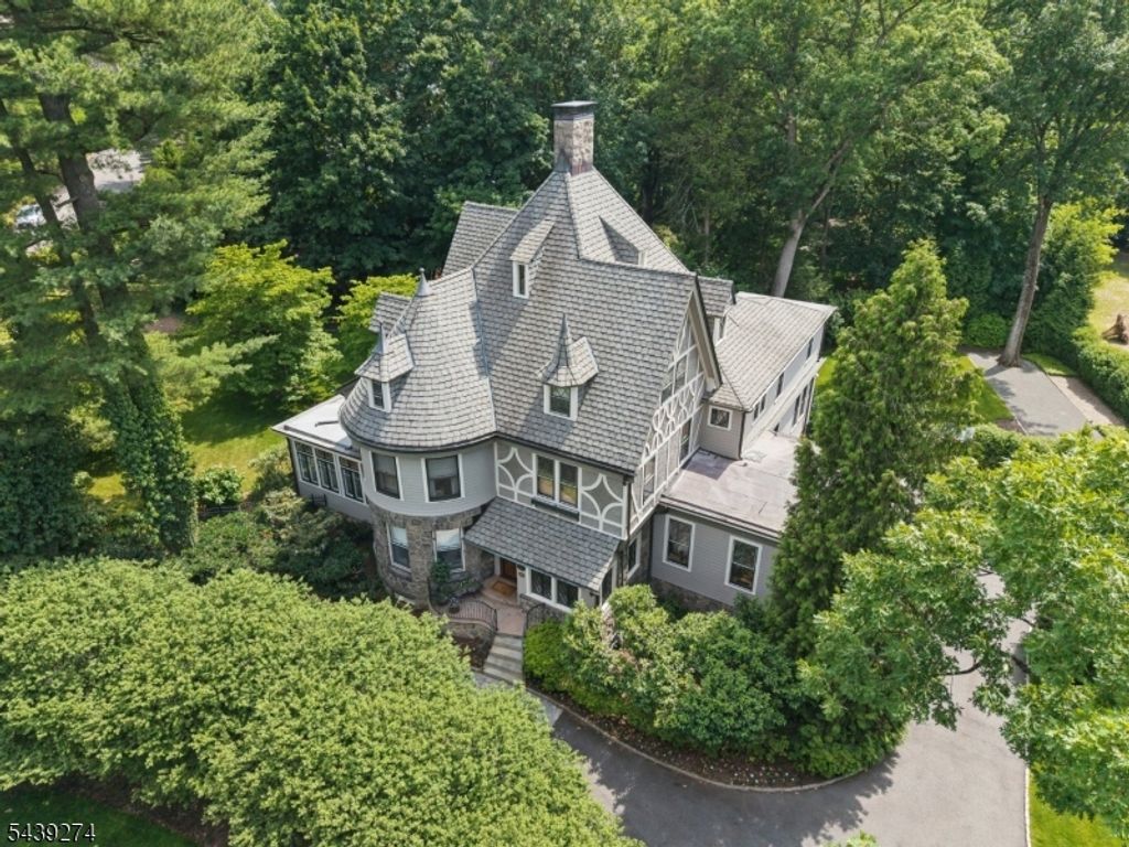 230 Springfield Ave, Summit City, NJ 07901