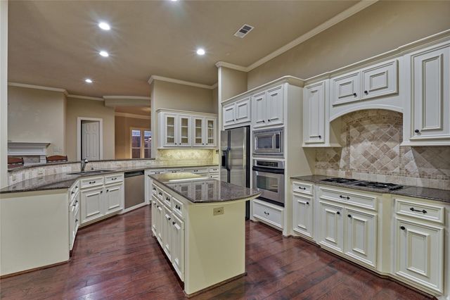 196 W Pines Drive, Montgomery, TX 77356