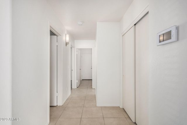 8617 W VOGEL Avenue, Peoria, AZ 85345