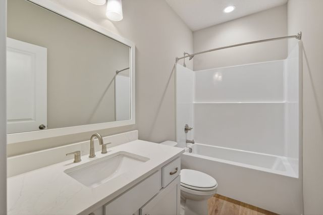 570 SE Hollow Court, West Des Moines, IA 50265