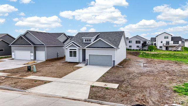 570 SE Hollow Court, West Des Moines, IA 50265