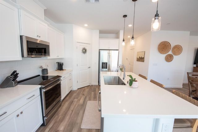 8758 Hg Madrigal Way, Elk Grove, CA 95624