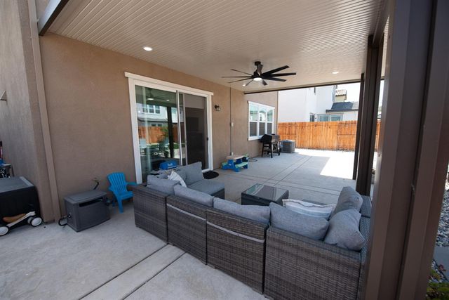 8758 Hg Madrigal Way, Elk Grove, CA 95624
