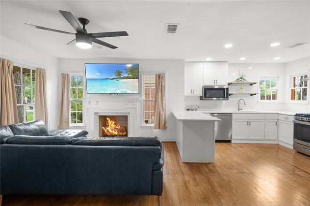 2219 Carnes Street, Dallas, TX 75208