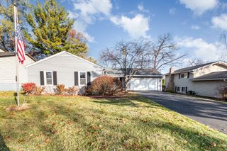 2424 E Thornwood Drive, Lindenhurst, IL 60046
