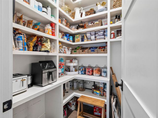 488 Dario DR, Dripping Springs, TX 78620