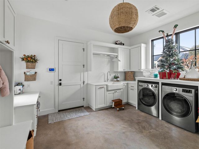 488 Dario DR, Dripping Springs, TX 78620