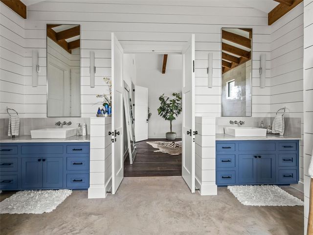 488 Dario DR, Dripping Springs, TX 78620