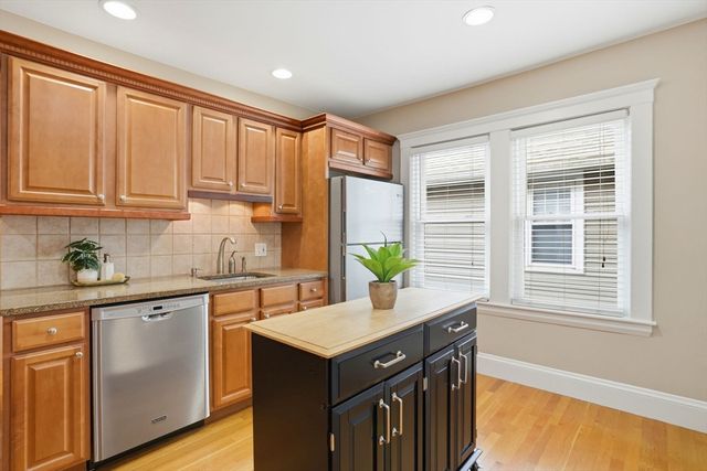 32 Eddy St 3, Waltham, MA 02453