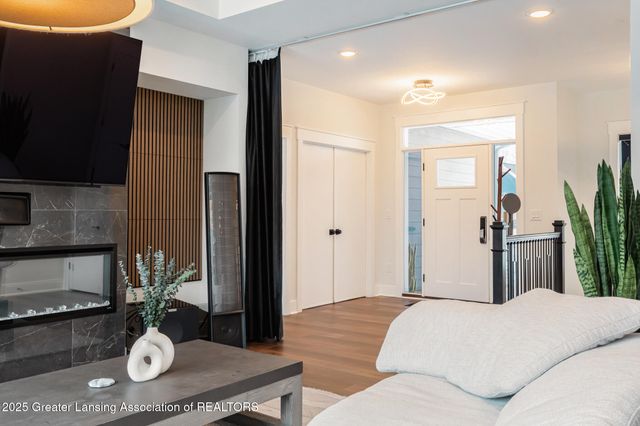 6077 Sleepy Hollow Lane, East Lansing, MI 48823