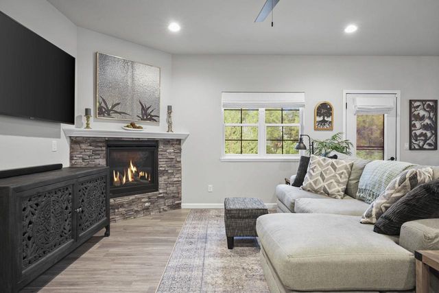215 BoAnn Terrace, Belleville, WI 53508