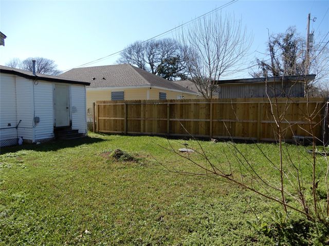 320 17th Avenue N, Texas City, TX 77590