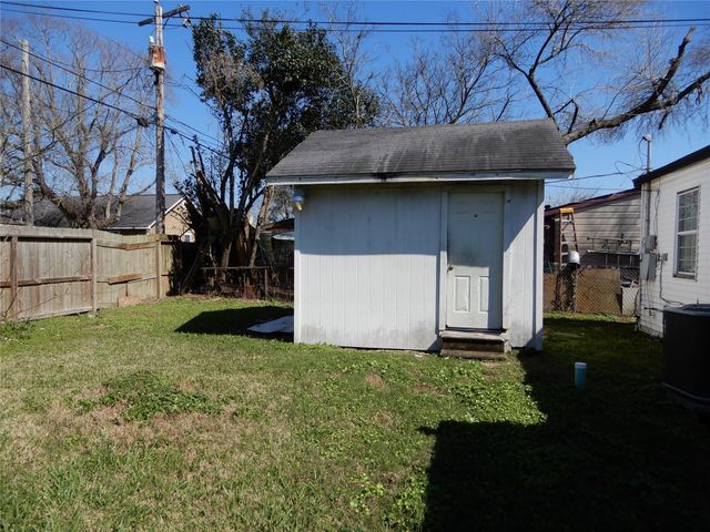 320 17th Avenue N, Texas City, TX 77590