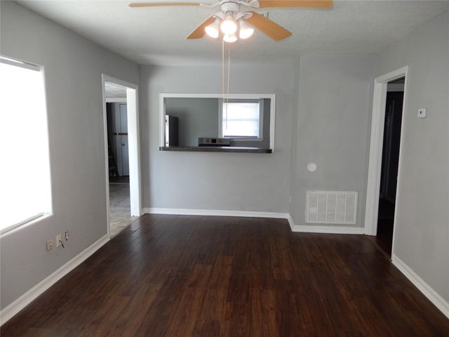 320 17th Avenue N, Texas City, TX 77590
