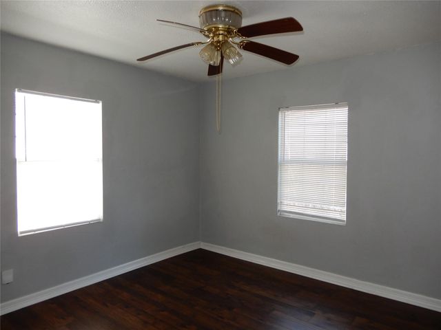 320 17th Avenue N, Texas City, TX 77590