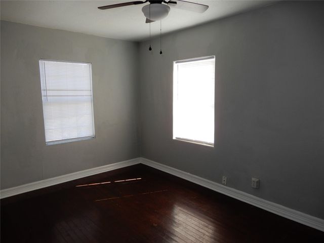 320 17th Avenue N, Texas City, TX 77590
