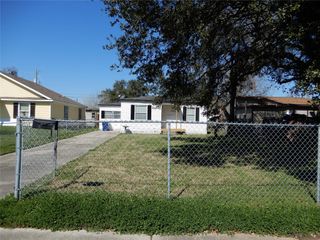 320 17th Avenue N, Texas City, TX 77590