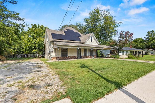 604 S Santa Fe Street, Wolfe City, TX 75496