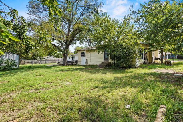 604 S Santa Fe Street, Wolfe City, TX 75496