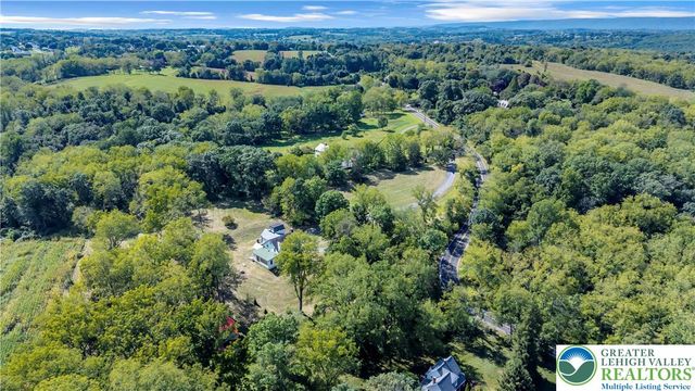 384 Henry Road, Bushkill Twp, PA 18064