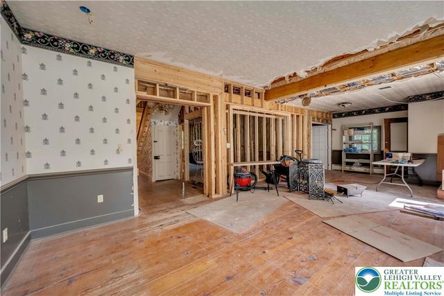 384 Henry Road, Bushkill Twp, PA 18064