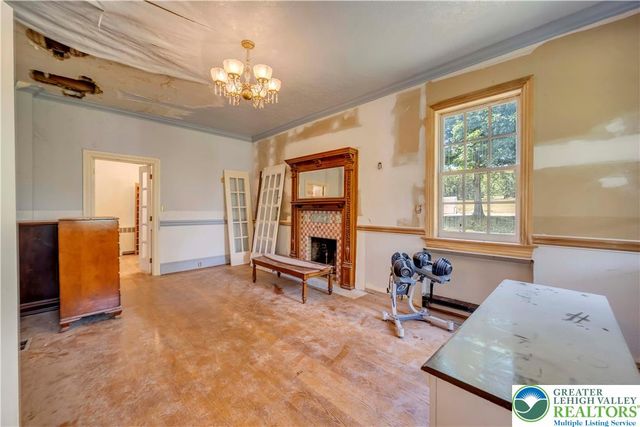 384 Henry Road, Bushkill Twp, PA 18064
