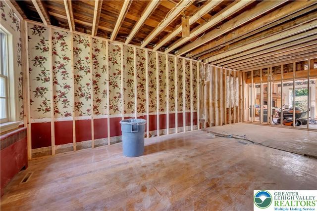 384 Henry Road, Bushkill Twp, PA 18064