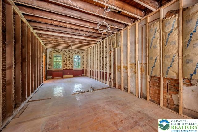 384 Henry Road, Bushkill Twp, PA 18064