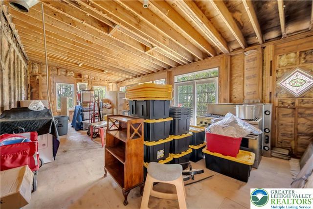 384 Henry Road, Bushkill Twp, PA 18064