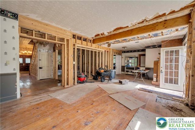 384 Henry Road, Bushkill Twp, PA 18064