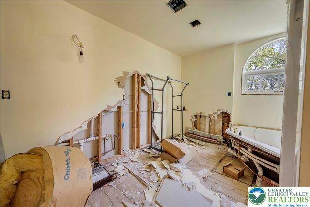 384 Henry Road, Bushkill Twp, PA 18064
