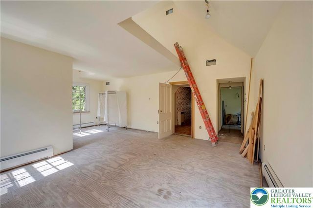 384 Henry Road, Bushkill Twp, PA 18064