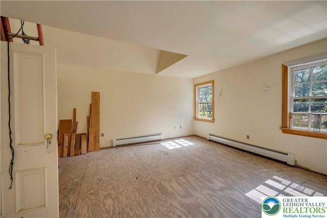 384 Henry Road, Bushkill Twp, PA 18064