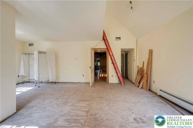 384 Henry Road, Bushkill Twp, PA 18064