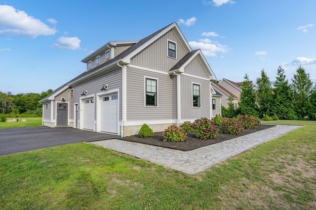 2 Magnolia Ln, Westport, MA 02790