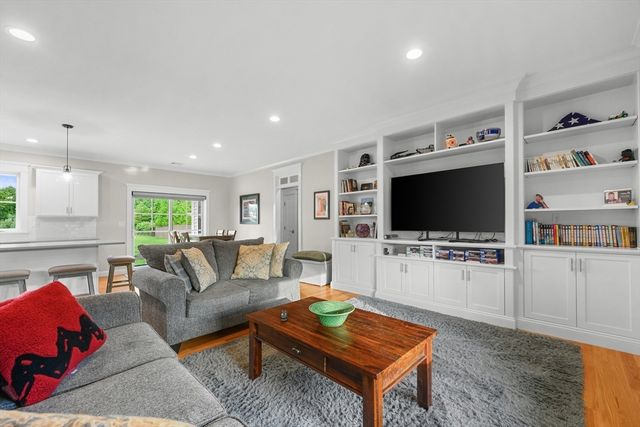 2 Magnolia Ln, Westport, MA 02790