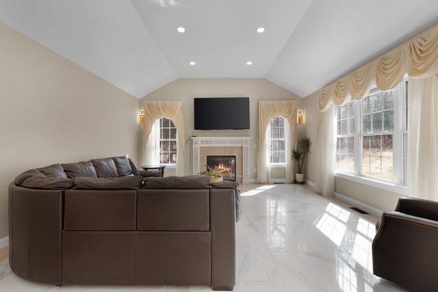 60 Shufelt Rd, Walpole, MA 02071